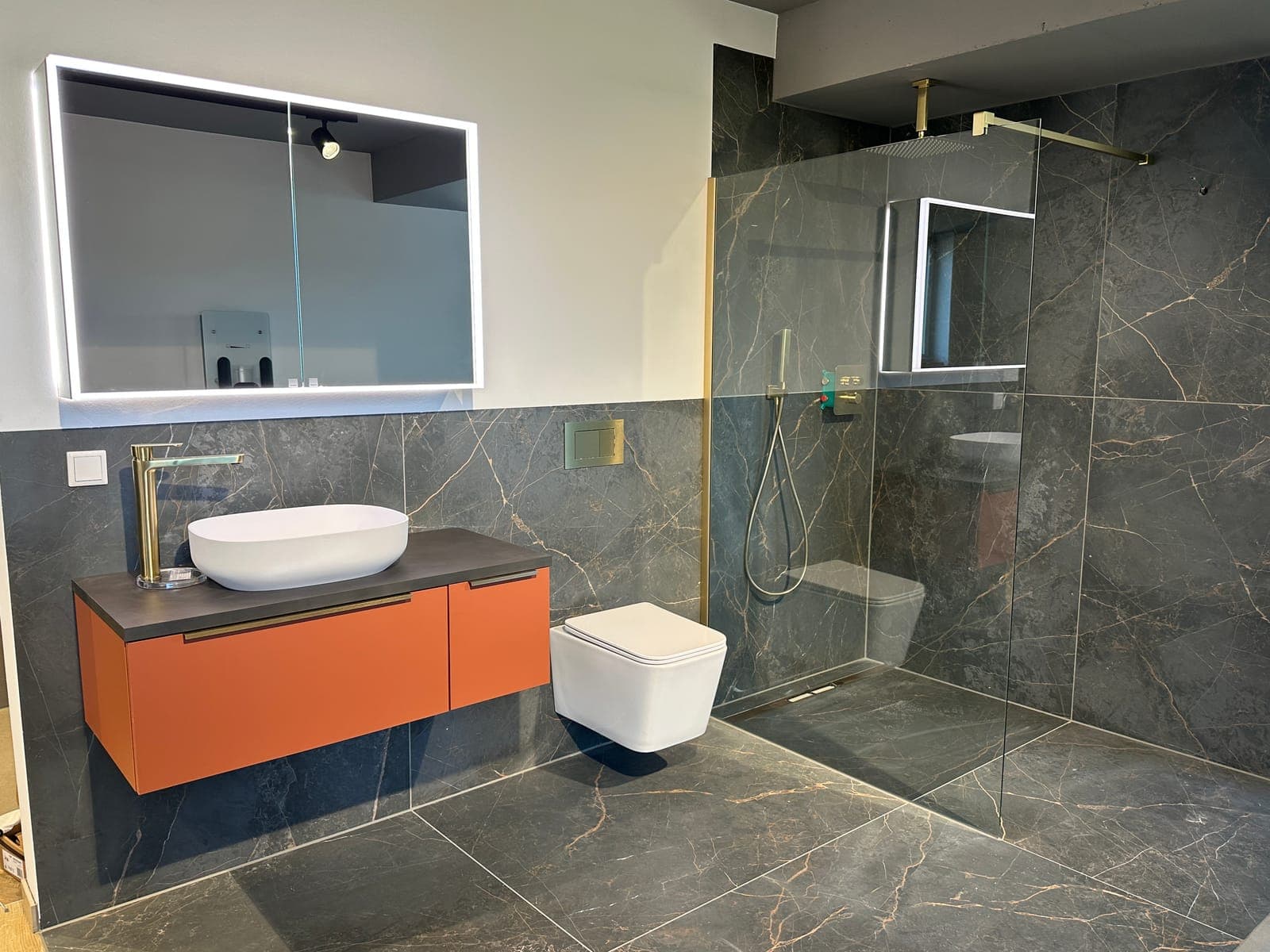 Musterbad mit Dusche und Armaturen in unserer Ausstellung in Bischofsheim